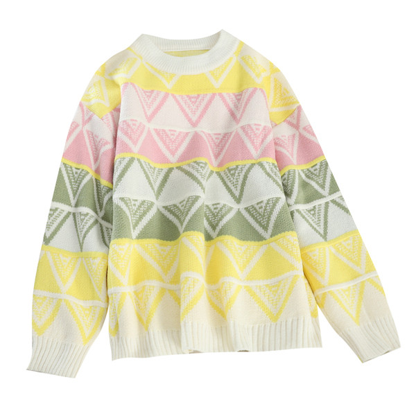 Цветен дамски пуловер широк модел с овално деколте