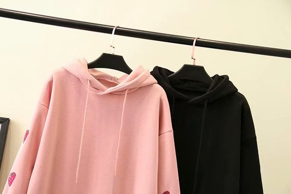 Napi női pulóver kapucnival és nyakkendővel rózsaszín és fekete színben