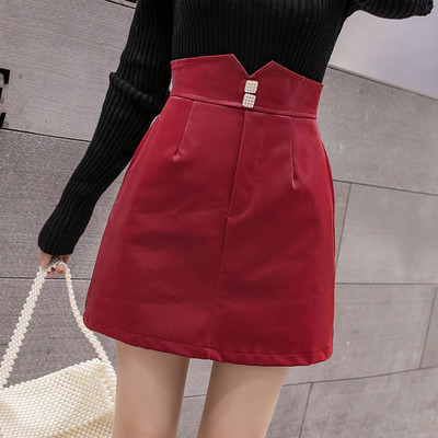 Μοντέρνα γυναικεία φούστα με κουμπιά από οικολογικό δέρμα σε κόκκινο και μαύρο χρώμα