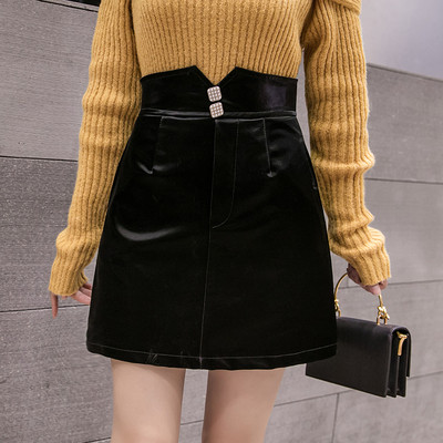 Μοντέρνα γυναικεία φούστα με κουμπιά από οικολογικό δέρμα σε κόκκινο και μαύρο χρώμα