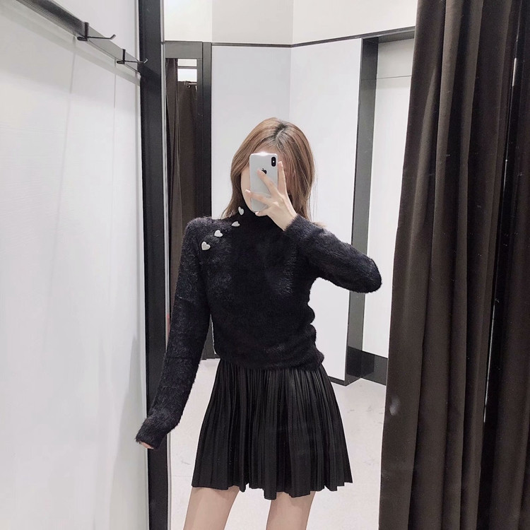 Pulover moale cu guler înalt în alb și negru cu nasturi