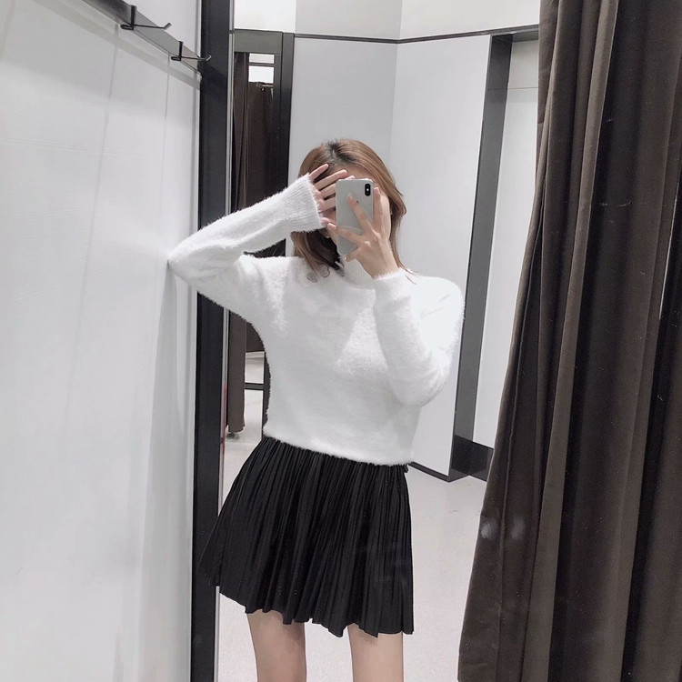 Pulover moale cu guler înalt în alb și negru cu nasturi