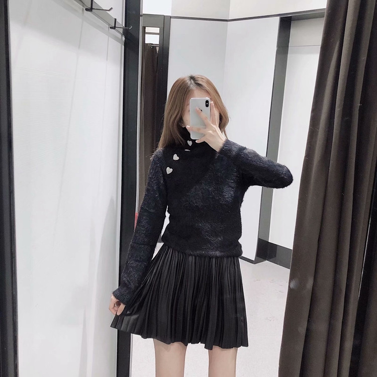 Pulover moale cu guler înalt în alb și negru cu nasturi