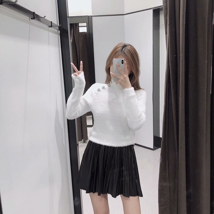 Pulover moale cu guler înalt în alb și negru cu nasturi