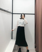 Hosszú szabású szoknya fekete és szürke gombokkal