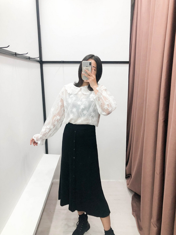 Hosszú szabású szoknya fekete és szürke gombokkal