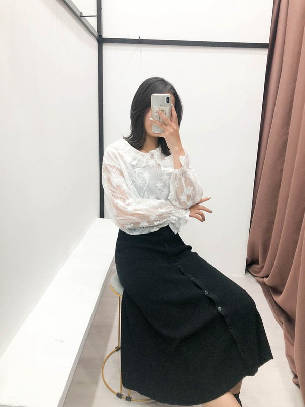 Hosszú szabású szoknya fekete és szürke gombokkal