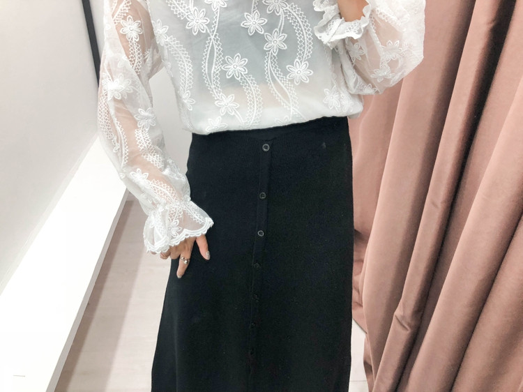 Hosszú szabású szoknya fekete és szürke gombokkal