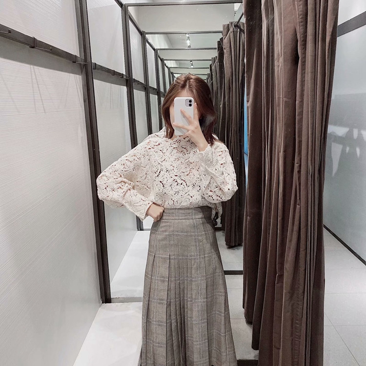 Μακρόστενη γυναικεία πλισέ φούστα με ψηλή μέση σε καφέ χρώμα