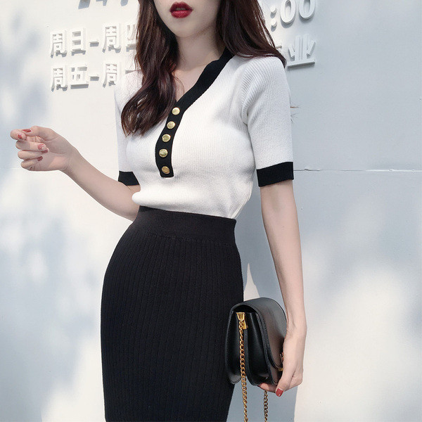 Μοντέρνα γυναικεία μπλούζα με V-λαιμό και πριτσίνια σε μαύρο και άσπρο χρώμα