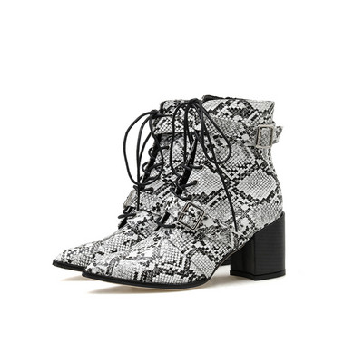 Κομψές γυναικείες μπότες με κορδόνια και ζωικό μοτίβο