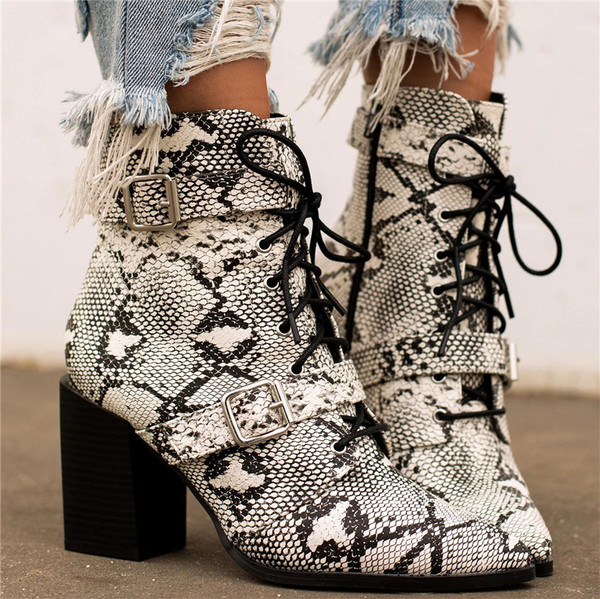 Κομψές γυναικείες μπότες με κορδόνια και ζωικό μοτίβο