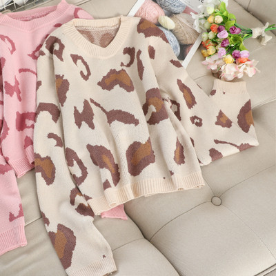 Μοντέρνο γυναικείο πουλόβερ σε μαύρο, λευκό και ροζ χρώμα