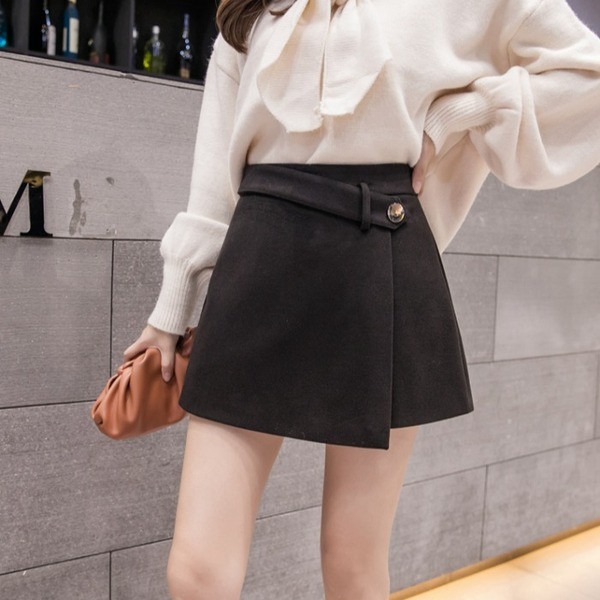 Fusta-pantaloni scurti de dama moderni in bej si negru - model asimetric