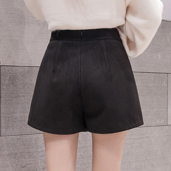 Fusta-pantaloni scurti de dama moderni in bej si negru - model asimetric