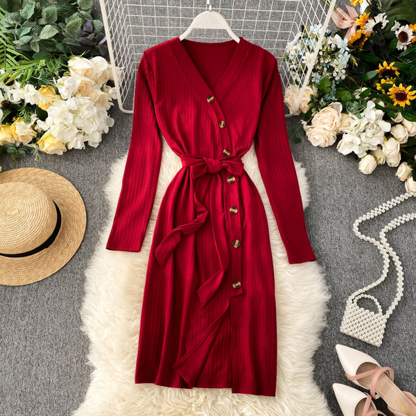 Alkalmi női ruha piros gombokkal