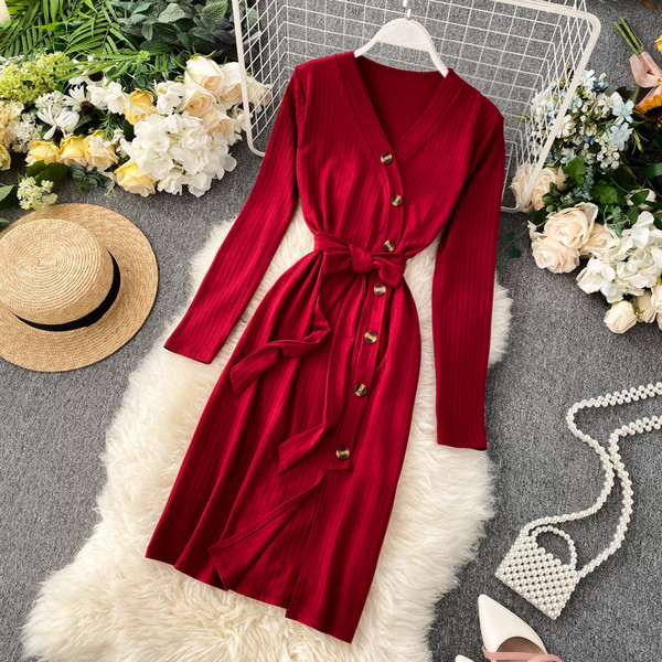 Alkalmi női ruha piros gombokkal