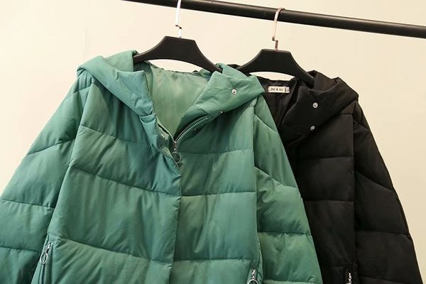 Модерно дамско зимно яке асиметричен модел в зелен и черен цвят 