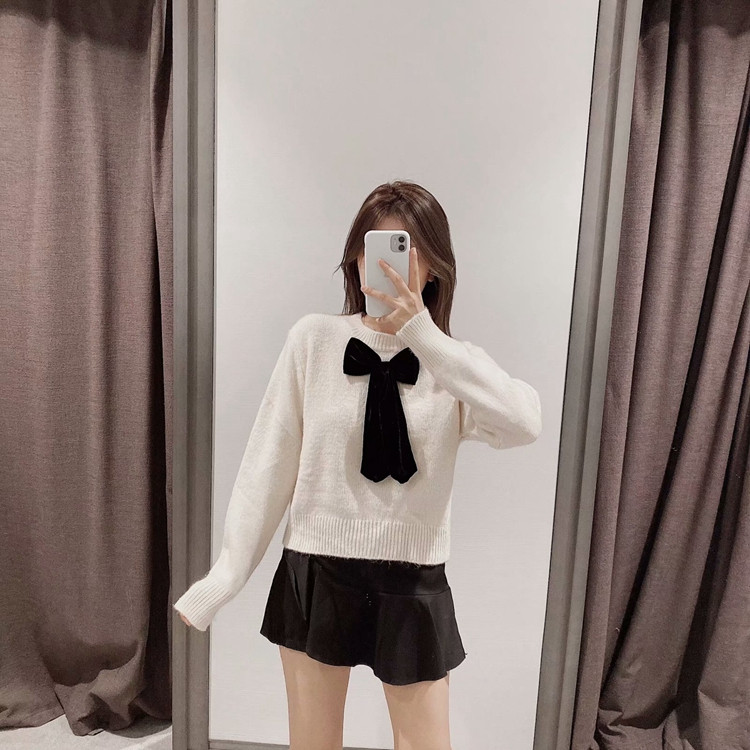 Pulover scurt modern în bej cu panglică