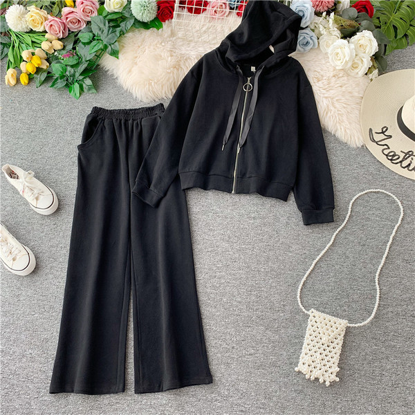 Echipa sportivă și zilnică feminină în două părți în negru, roz și gri