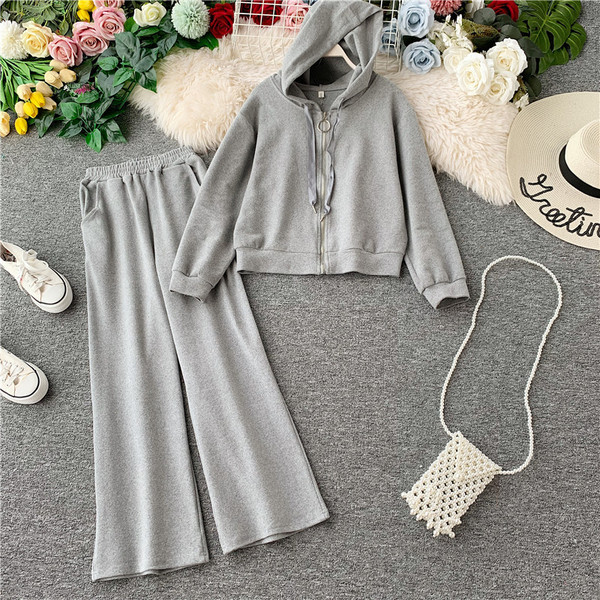 Echipa sportivă și zilnică feminină în două părți în negru, roz și gri