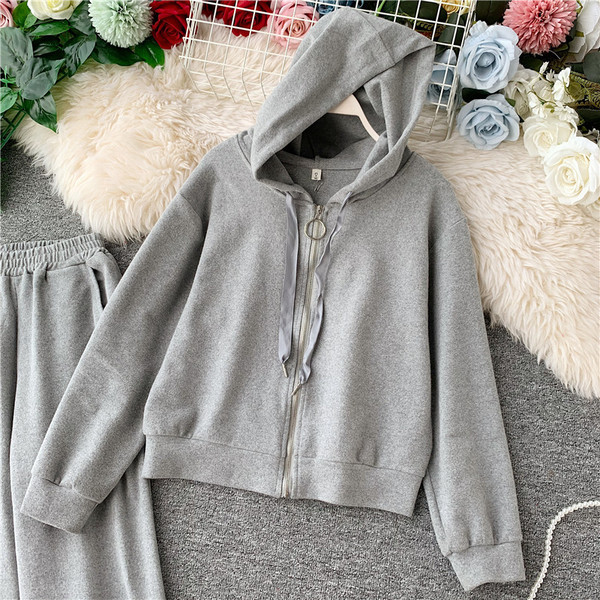 Echipa sportivă și zilnică feminină în două părți în negru, roz și gri