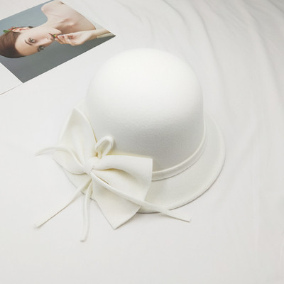 Κομψό γυναικείο καπέλο με κορδέλα σε γκρι και λευκό χρώμα