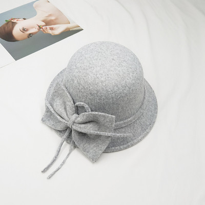 Κομψό γυναικείο καπέλο με κορδέλα σε γκρι και λευκό χρώμα