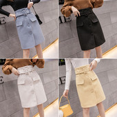 Modern női szoknya övvel és gombokkal fekete, kék, sárga és fehér színben