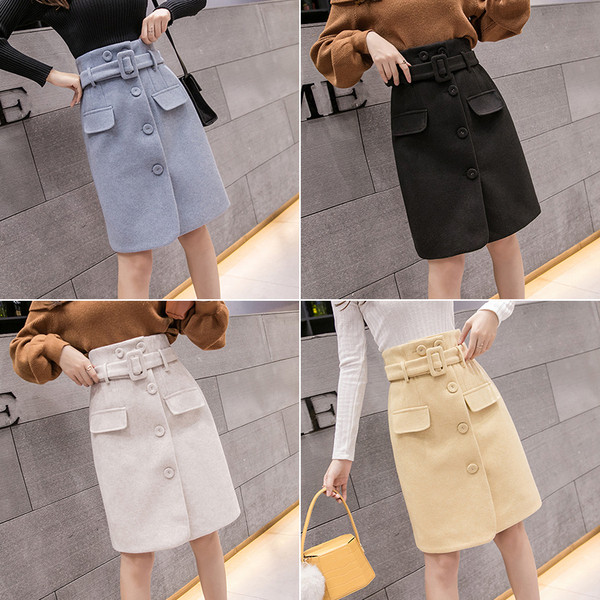 Modern női szoknya övvel és gombokkal fekete, kék, sárga és fehér színben