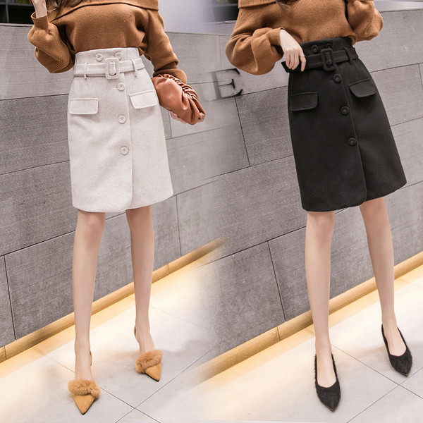 Modern női szoknya övvel és gombokkal fekete, kék, sárga és fehér színben