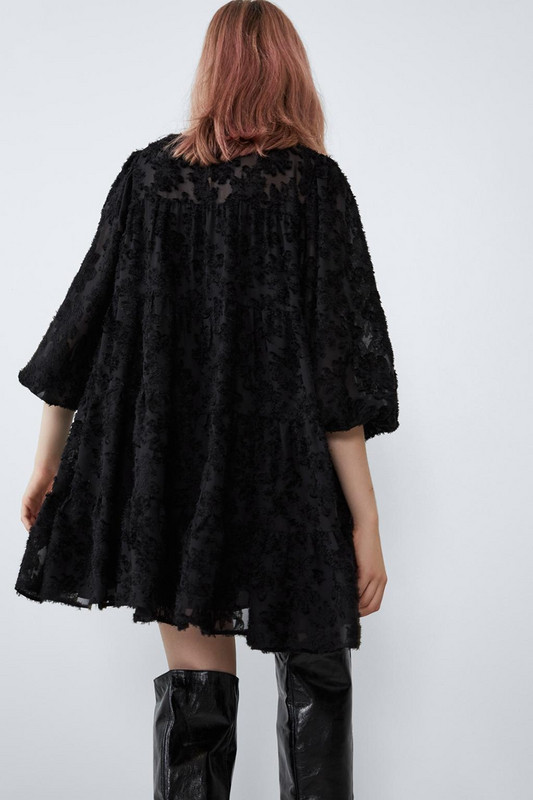 Rövid szabású csipkeruha fekete színben