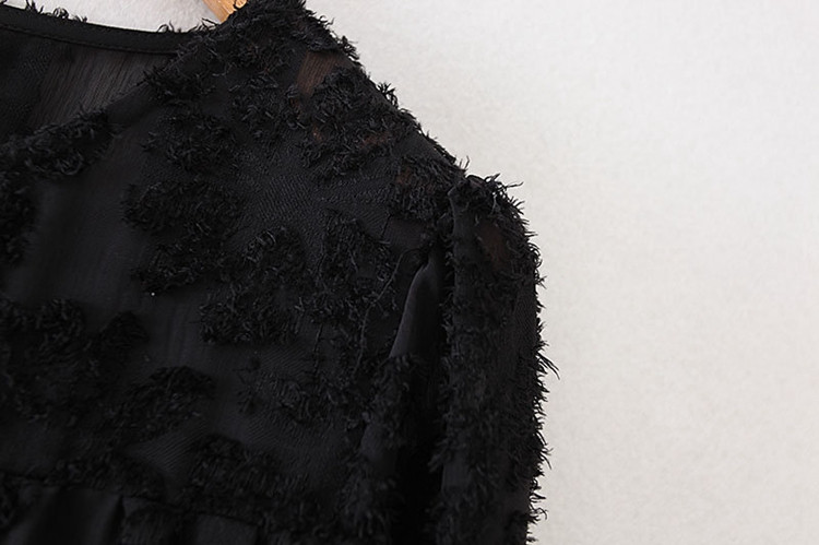 Rövid szabású csipkeruha fekete színben