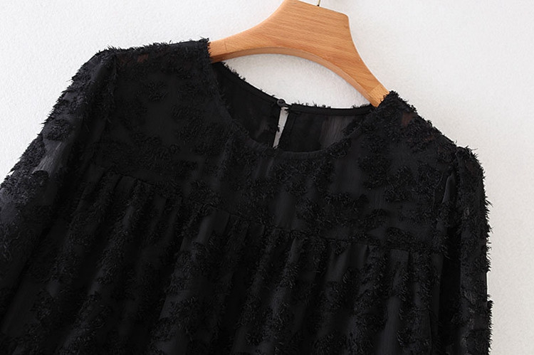 Rövid szabású csipkeruha fekete színben