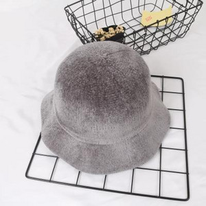 Μοντέρνο γυναικείο καπέλο σε μαύρο, γκρι, μπεζ, κίτρινο, πορτοκαλί και ροζ χρώμα