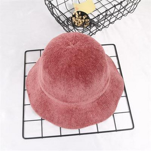 Μοντέρνο γυναικείο καπέλο σε μαύρο, γκρι, μπεζ, κίτρινο, πορτοκαλί και ροζ χρώμα