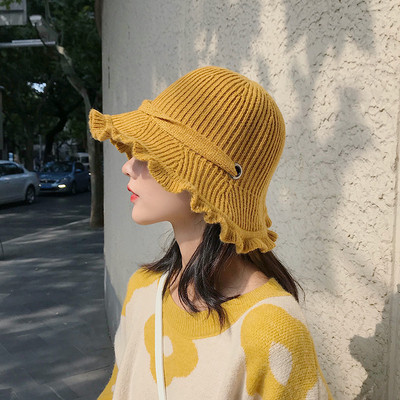 Palarie de dama tricotata cu cravate in galben, portocaliu, bej, maro, gri si negru