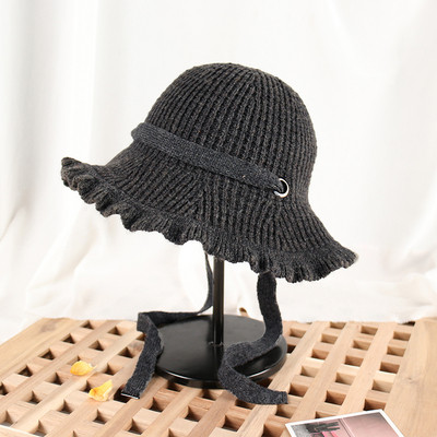 Palarie de dama tricotata cu cravate in galben, portocaliu, bej, maro, gri si negru