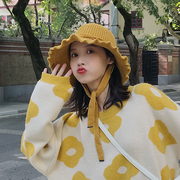 Palarie de dama tricotata cu cravate in galben, portocaliu, bej, maro, gri si negru