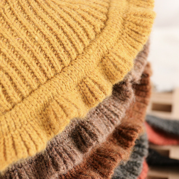 Palarie de dama tricotata cu cravate in galben, portocaliu, bej, maro, gri si negru