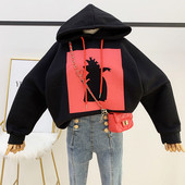 Casual γυναικείο φούτερ με κουκούλα και κορδέλα σε λευκό και μαύρο χρώμα