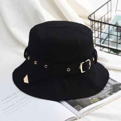 Μοντέρνο γυναικείο καπέλο με πόρπη σε μαύρο, λευκό και μπεζ χρώμα