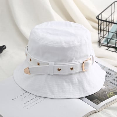 Μοντέρνο γυναικείο καπέλο με πόρπη σε μαύρο, λευκό και μπεζ χρώμα