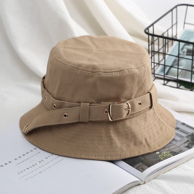 Μοντέρνο γυναικείο καπέλο με πόρπη σε μαύρο, λευκό και μπεζ χρώμα