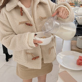 Női pehelykabát nagy gombokkal, fehér és barna színben