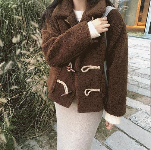 Női pehelykabát nagy gombokkal, fehér és barna színben