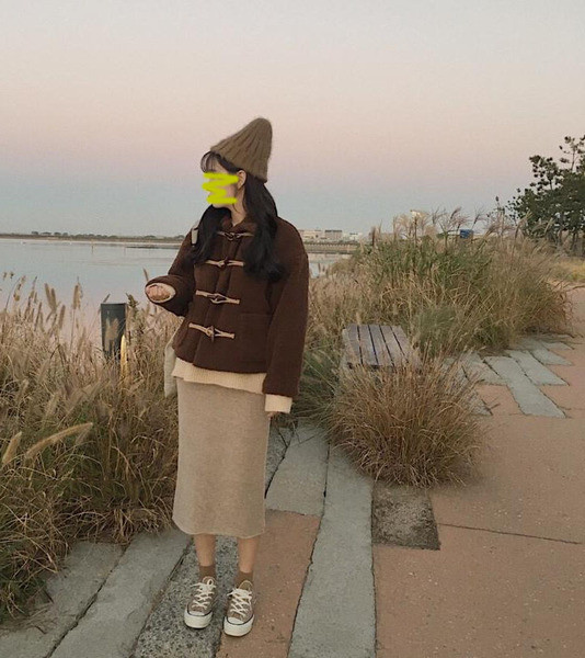 Női pehelykabát nagy gombokkal, fehér és barna színben