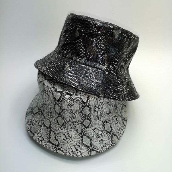 Actuala palarie de dama cu imprimeu animal in gri si negru