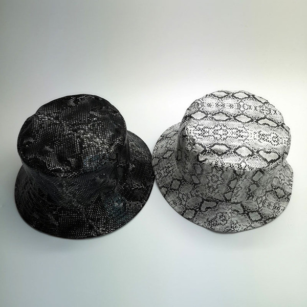 Actuala palarie de dama cu imprimeu animal in gri si negru