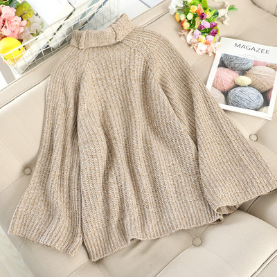 Γυναικείο πουλόβερ με μεγάλο κολάρο και φαρδύ μανίκι σε γκρι και μπεζ χρώμα